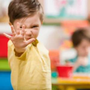 ÇOCUKLARDA TAKINTILAR KAFANA TAKMA DEMEKLE GEÇMEZ